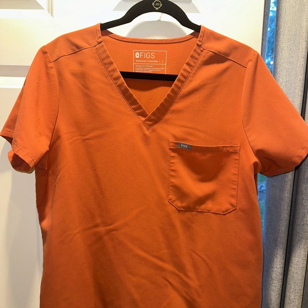 Figs Women's Orange Short Sleeve V-Neck Tee
